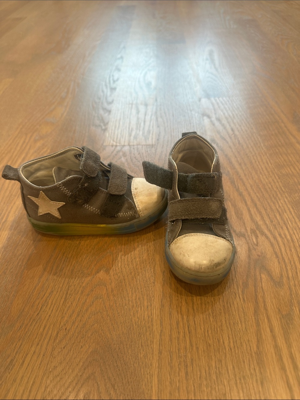 Kids Gray Star Velcro Sneakers with Light-Up Sole